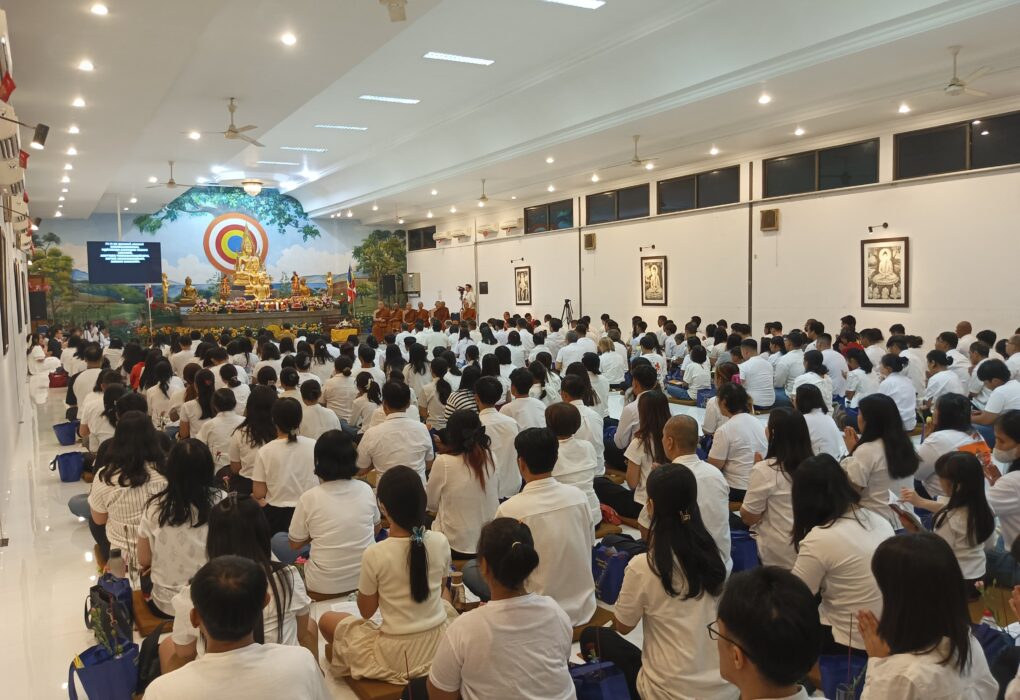 Umat Buddha Kota Tangerang memperingati Trisuci Waisak di Vihara Padumuttara,Senin (12/5/2025).