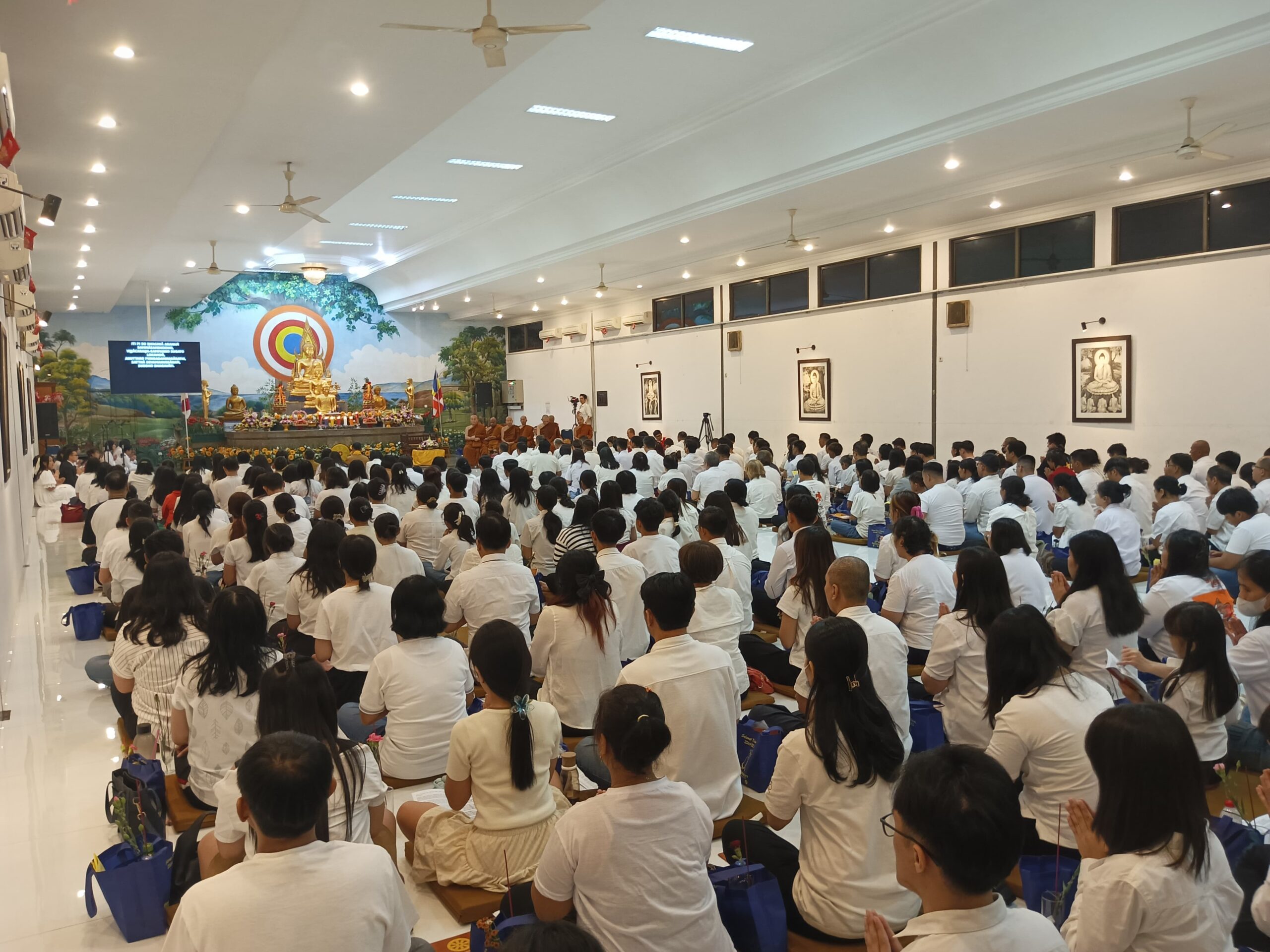 Umat Buddha Kota Tangerang memperingati Trisuci Waisak di Vihara Padumuttara,Senin (12/5/2025).
