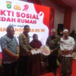 Polres Metro Tangerang Kota menyerahkan kunci secara simbolis kepada peserta bedah rumah di Kelurahan Pasir Jaya.