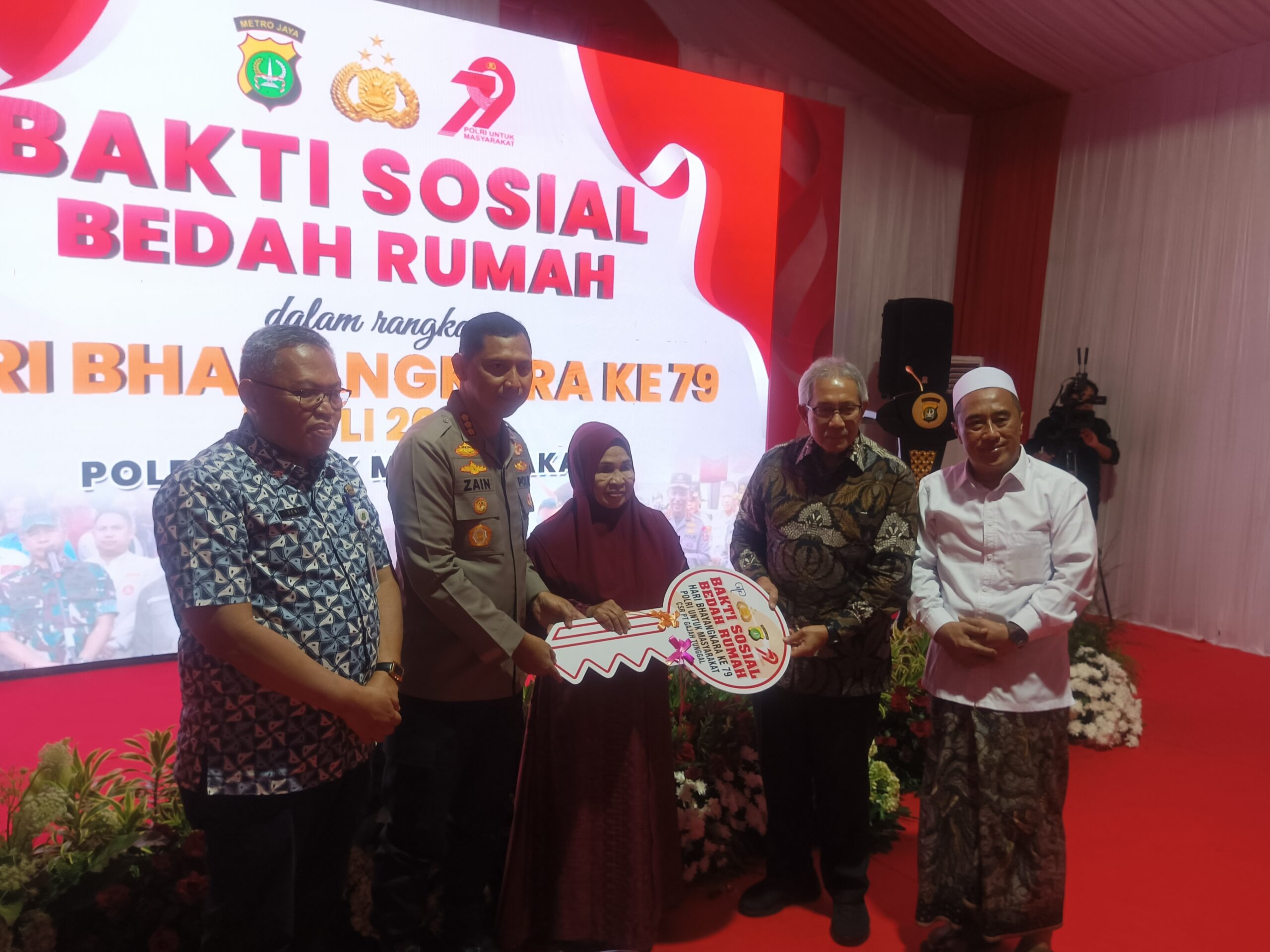 Polres Metro Tangerang Kota menyerahkan kunci secara simbolis kepada peserta bedah rumah di Kelurahan Pasir Jaya.