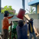 Petugas TPS3R Widatama secara rutin melakukan pemilahan dan pengolahan sampah sebelum dibuang ke TPA.