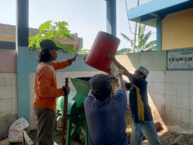 Petugas TPS3R Widatama secara rutin melakukan pemilahan dan pengolahan sampah sebelum dibuang ke TPA.