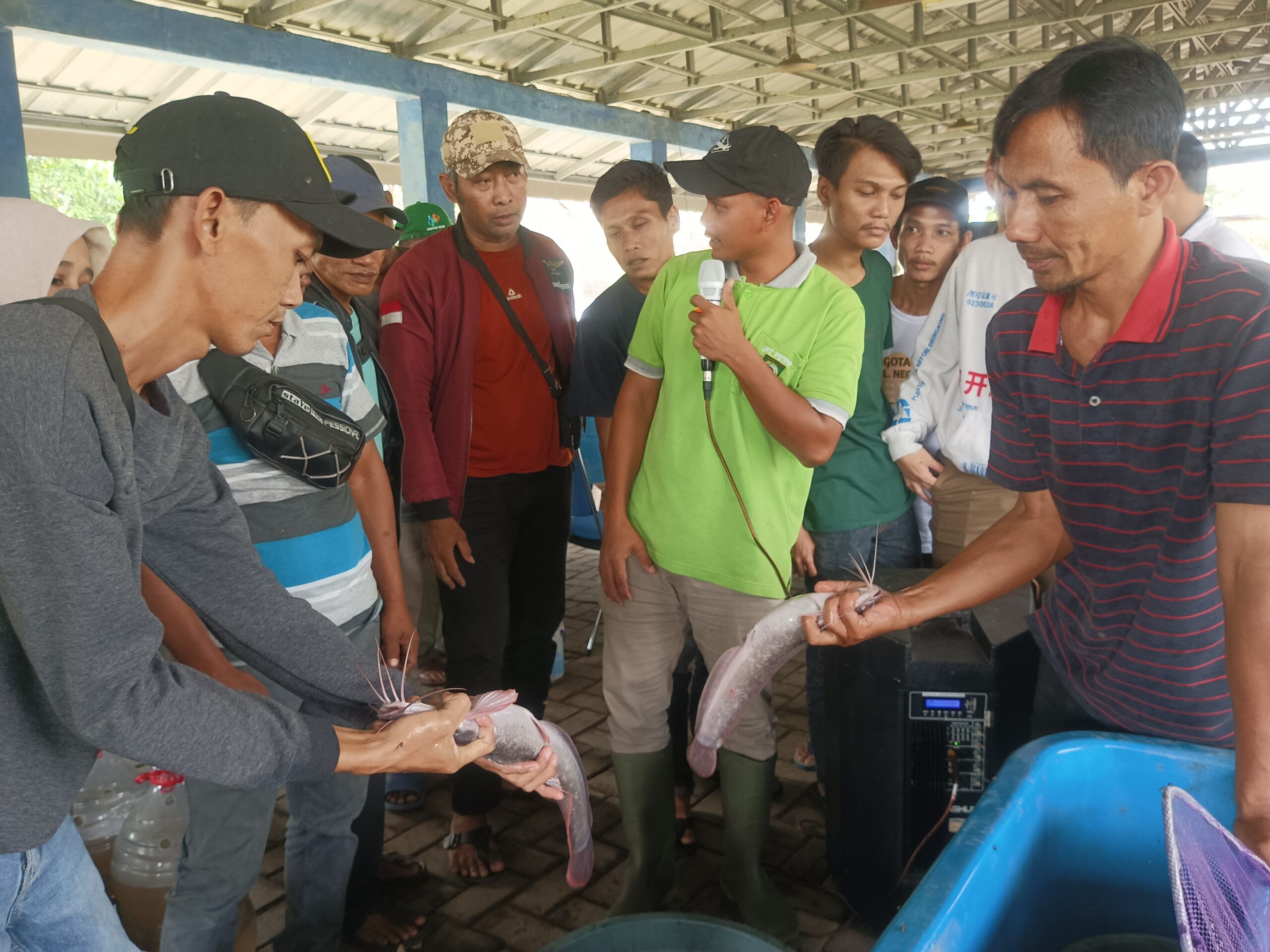 Warga Kampung Siri, RW 04 Kelurahan Mekarsari belajar budidaya lele dalam galon melalui program pembinaan Pertamina SAFTHI